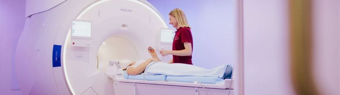 Patientin während eines MRTs am Kopf - Radiologie München Ost