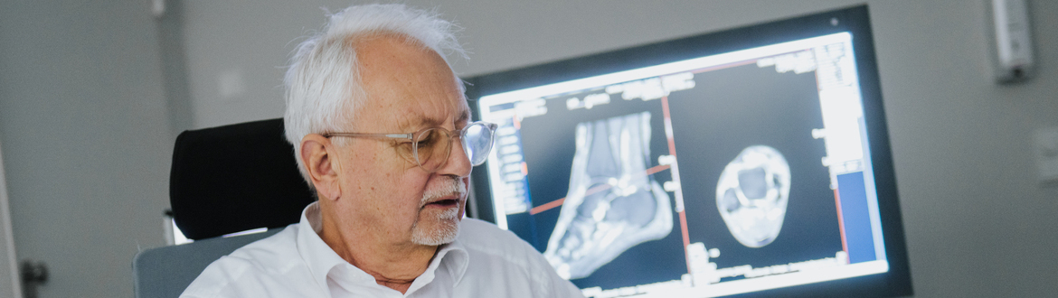 Arzt analysiert Röntgenbild eines Sprungelenkes - Radiologie München Ost